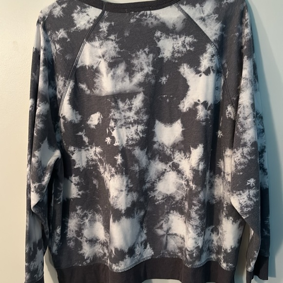Gray and white tie-dyed pull over sweater - Picture 3 of 4